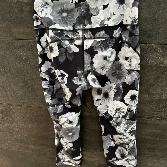 OLD NAVY GRAY Floral Cropped Yoga Leggings Size M - Picture 7 of 8